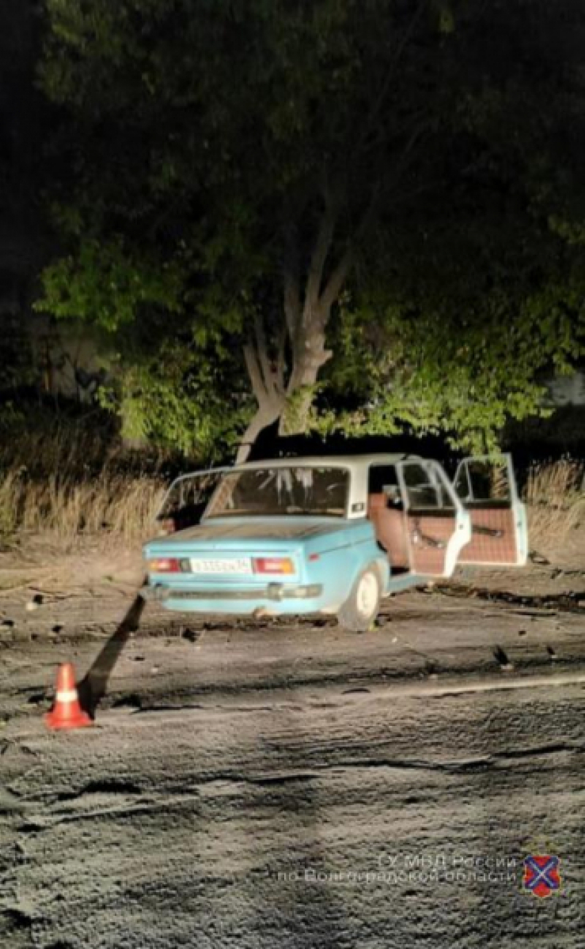 В Камышине молодой водитель без прав на рулем «шестерки» врезался в дерево и попал в больницу вместе с 17-летней пассажиркой