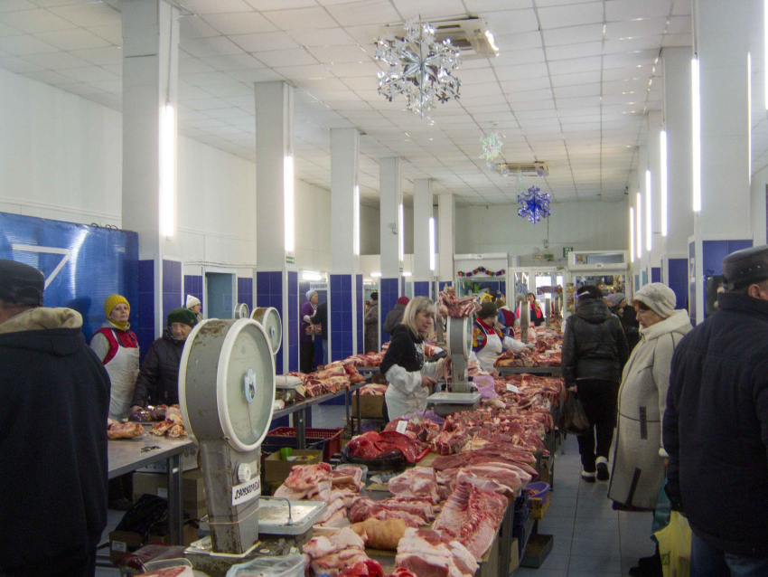Продавцы мясного павильона на центральном рынке Камышина принимают предновогодние заказы на говядину по 650 рублей