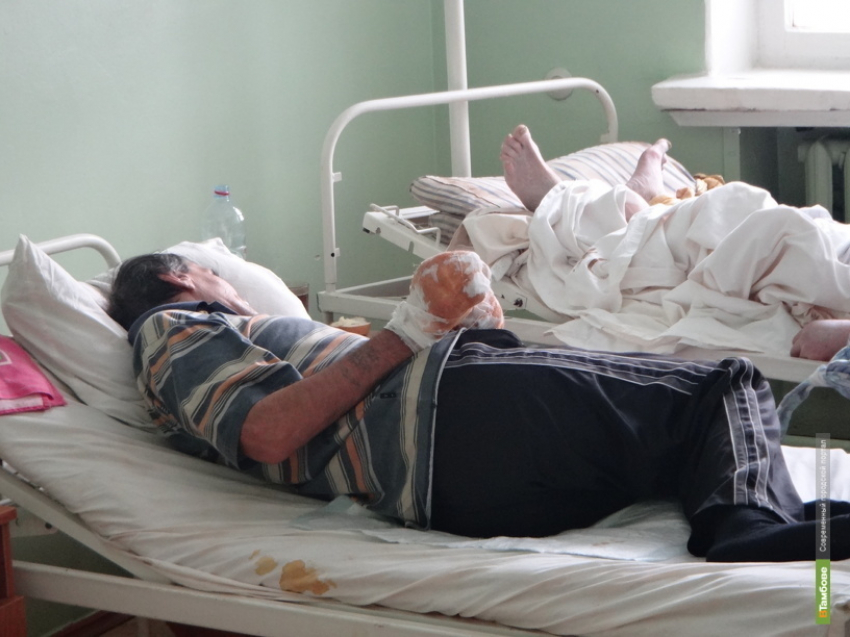 В центральную городскую больницу Камышина доставлен пенсионер, который по пьянке после «геройской» речи сам себя полоснул ножом