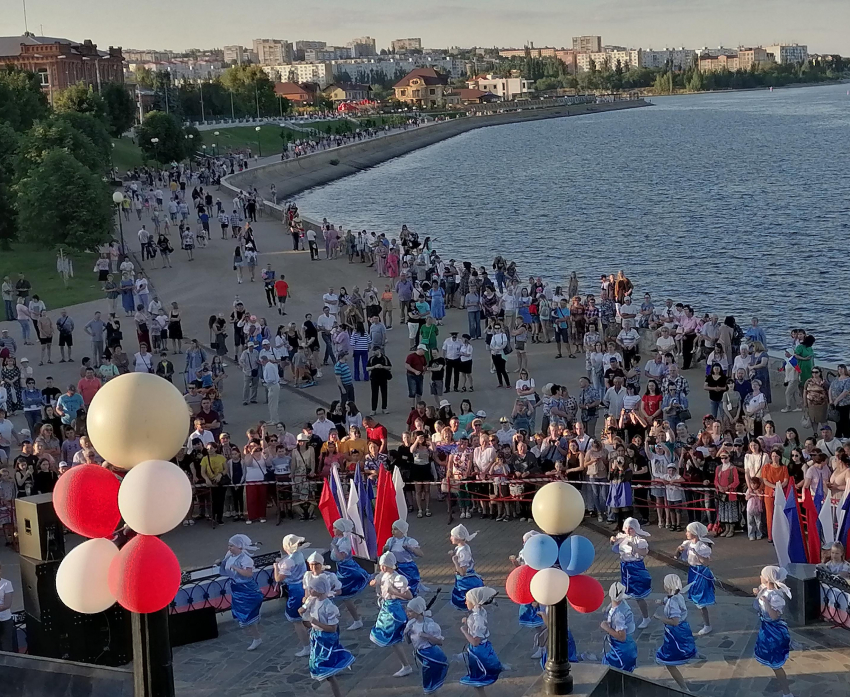 В Камышине поздравить жителей с Днем России на главное мероприятие 12 июня вместо руководителей города пришла «американская мышь"
