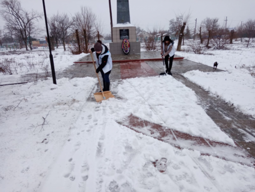 В Камышинском районе волонтеры очистили от снега памятник летчикам
