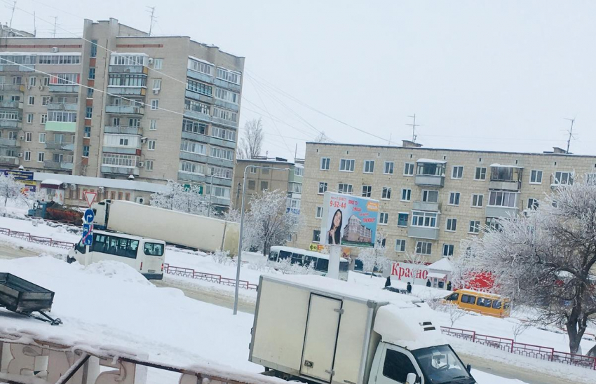 В Камышине очередная фура опасно забуксовала на «роковом» для большегрузов подъеме