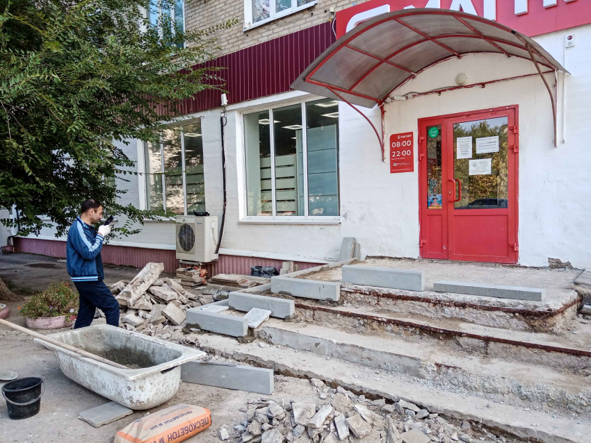 После критики покупателей сетевой магазин на улице Кирова в Камышине решил накануне сезона непогоды обновить крыльцо