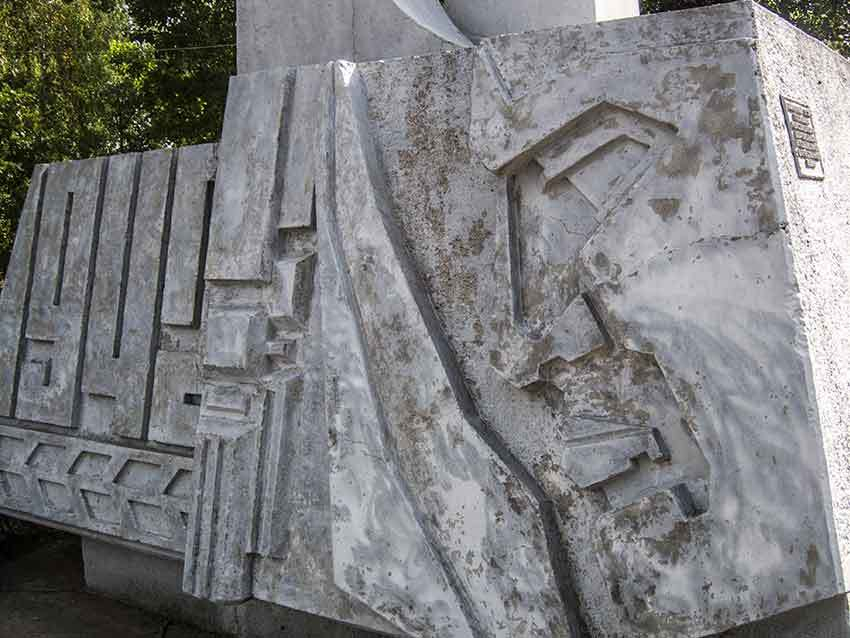 В Камышине памятник комсомольцам-добровольцам в одноименном парке облупился и требует покраски