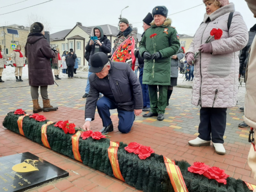 Глава Камышинского района Алексей Самсонов преклонил колени перед подвигом защитников Сталинграда, на митинге прозвучали оружейные залпы