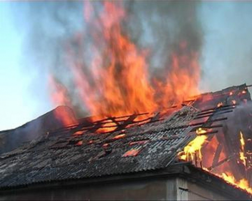 В Камышине в частном доме сгорела крыша 