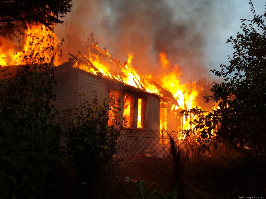На камышинских дачах сгорел кирпичный дом
