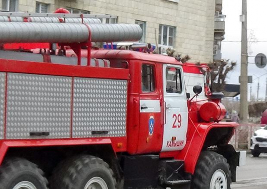 В Камышине пожарным пришлось тушить «костер» на балконе