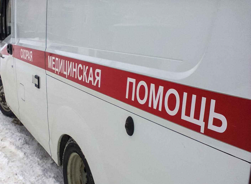 В Волгоградской области «Форд» ночью впечатался в «КАМАЗ", изранены женщина и девочка