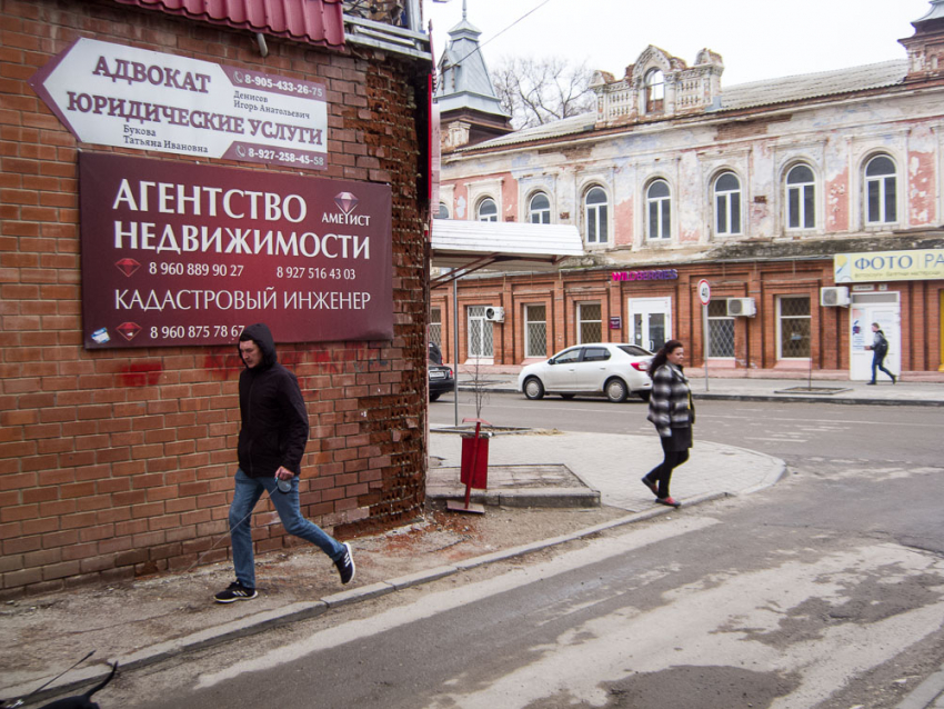 В Камышине в центре города крошится кирпичная кладка старинного здания, но «затормозить процесс» некому, - камышанин