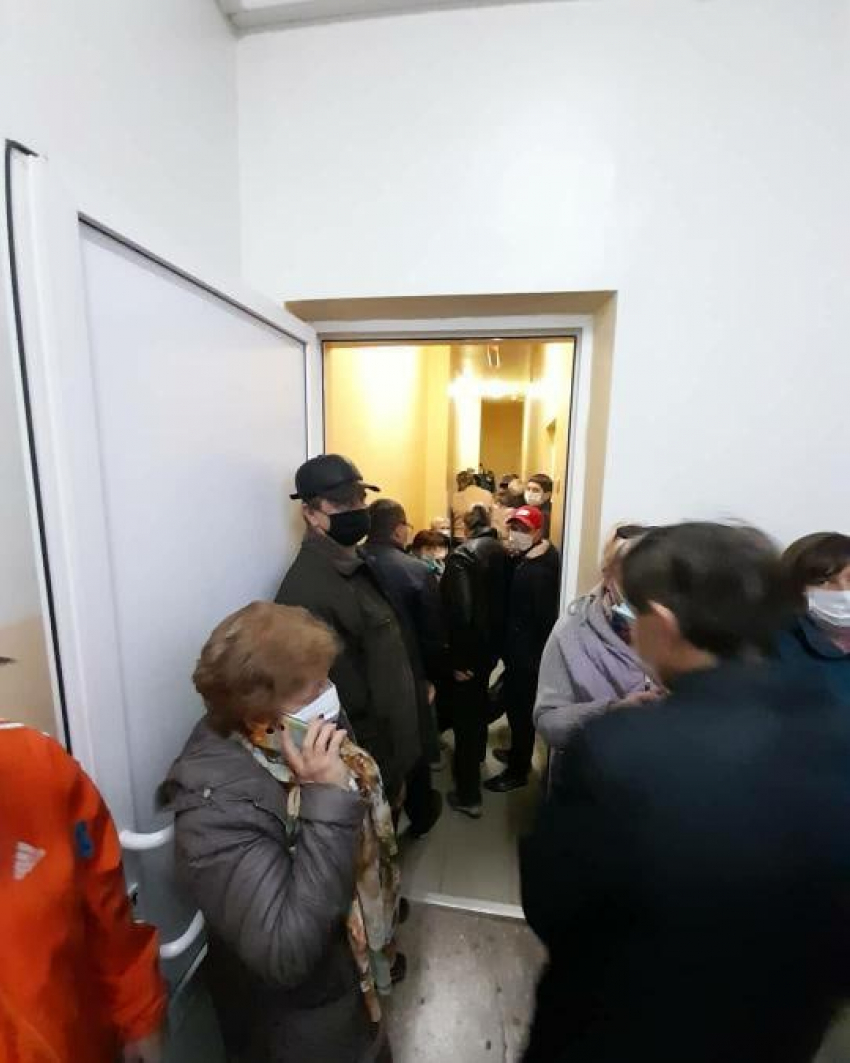 "Заболела неделю назад - чуть не сдохла!": камышане пишут, что приема в городских поликлиниках пациентам с температурой надо ждать по 3-4 часа