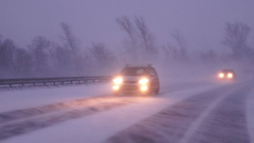 Дорожники предупредили камышинских водителей, что в ночь с 21 на 22 января видимость на федеральных трассах из-за снегопада и тумана может не превышать 200 метров