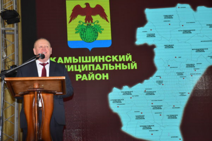 Глава Камышинского района Владимир Ерофеев отчитался перед народом в Доме культуры городского поселения Петров Вал