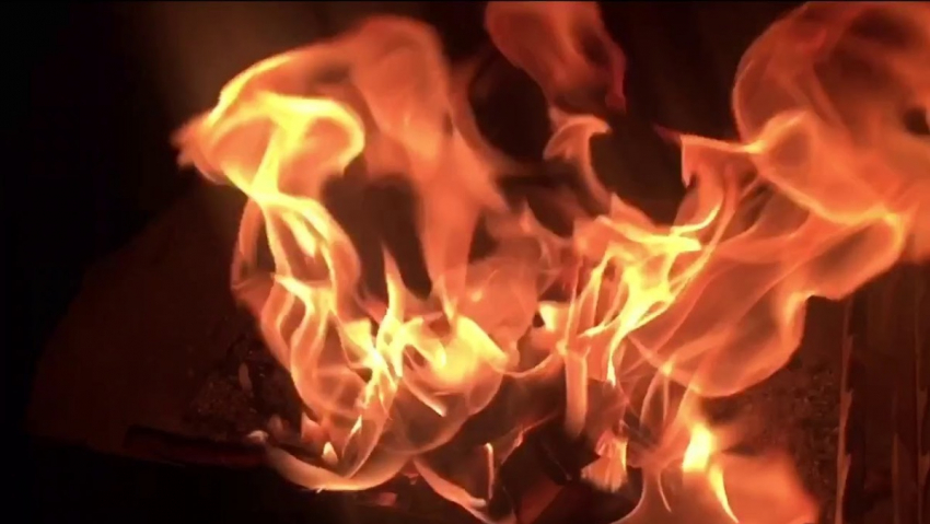 В городе Петров Вал Камышинского района огонь испепелил заброшенное деревянное здание
