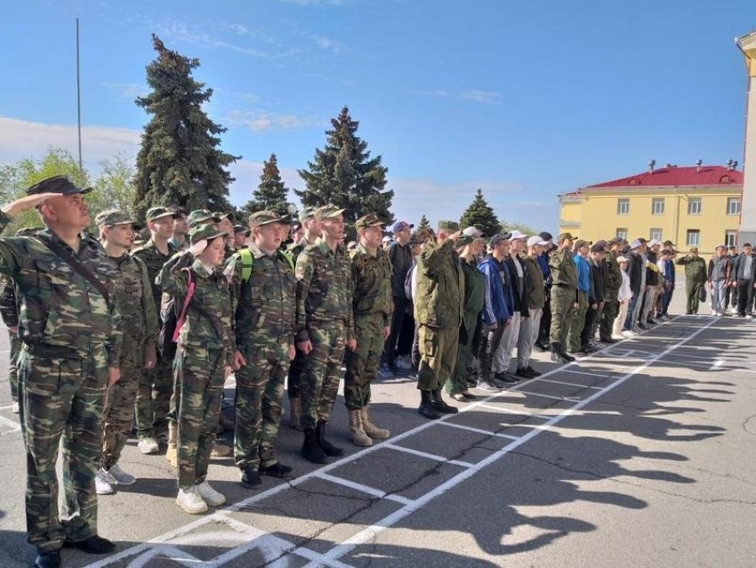 В Камышине парней-старшеклассников отправили попробовать себя в роли солдат