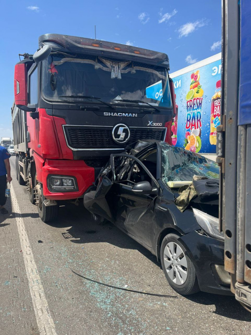 KIA смяло между двумя грузовиками на волгоградской трассе 12 июля