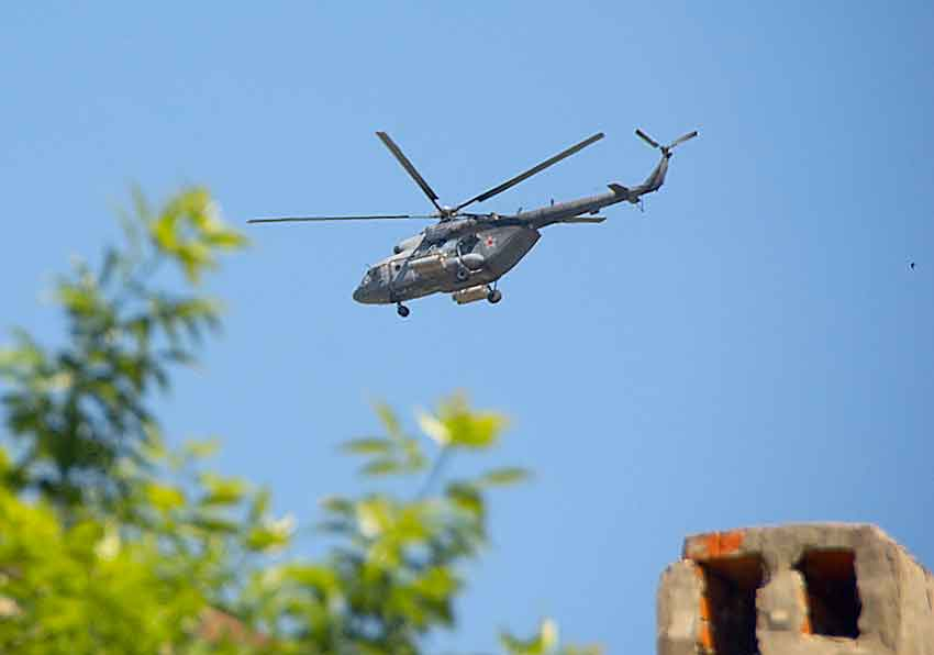 Почему часто летают вертолеты. Военные вертолеты в Шебекино. Военные вертолеты над Брянском. Вертолет летает низко. Военный вертолет над орлом.