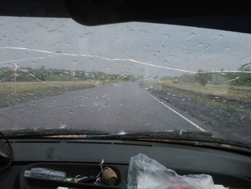 Камышане выкладывают в соцсетях снимки, как они попали у границы с Камышинским районом под дождь с градом, а в городе синоптики осадки на сегодня отменили