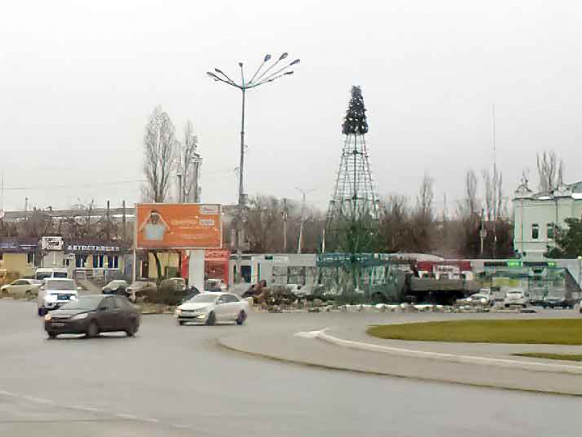 В Камышине, несмотря на слякоть, начали наряжать городскую елку на Комсомольской площади