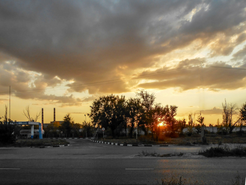 Из-за обломков БПЛА в городе Петров Вал Камышинского района случилось возгорание в локомотивном депо минувшей ночью