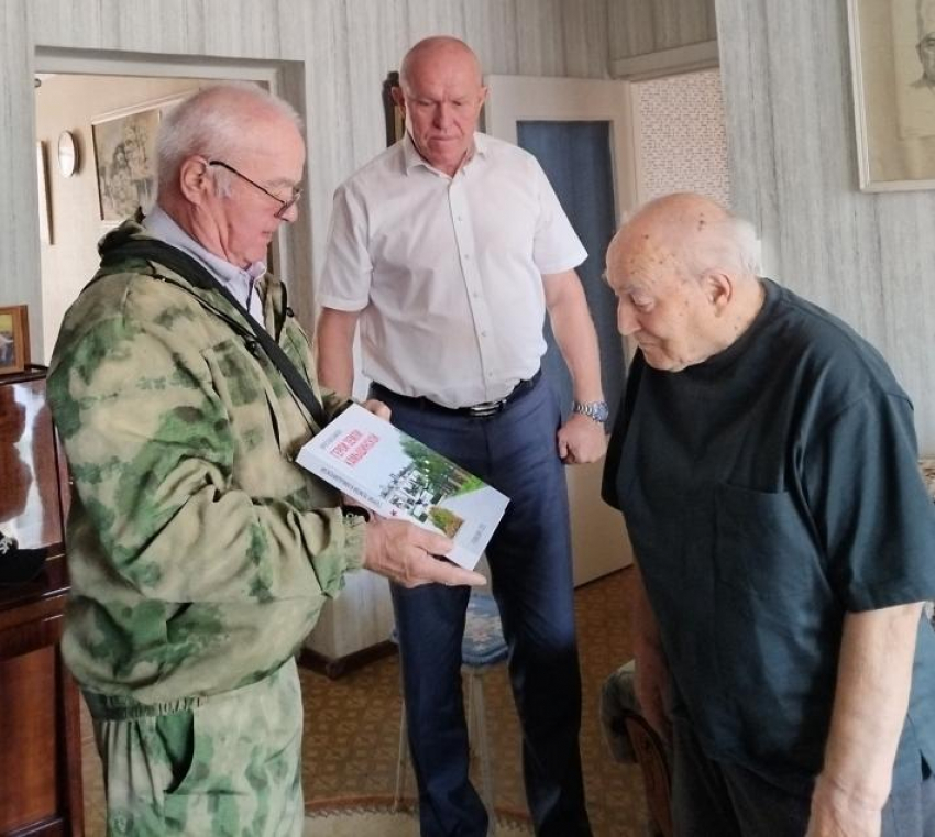 Спикер Камышинской городской думы Владимир Пономарев «отчитался", как он поздравлял Почетного гражданина города Николая Алимова