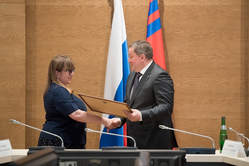 Губернатор Андрей Бочаров заявил, что в необходимости вакцинации можно убеждать только собственным примером