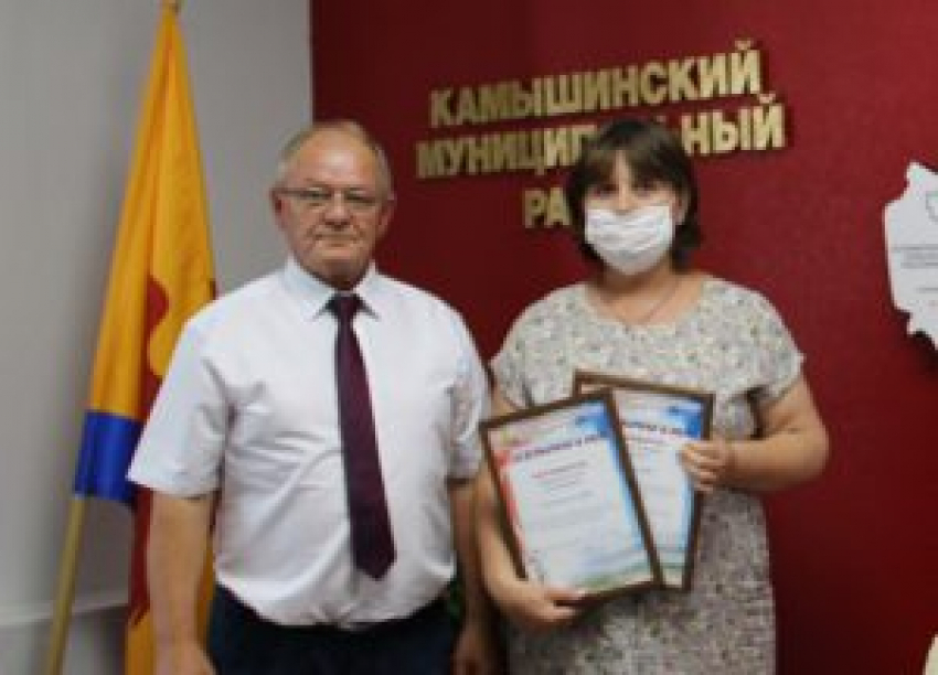 В Камышинском районе наградили сельскую главу Елену Маракаеву за мужество на пожаре
