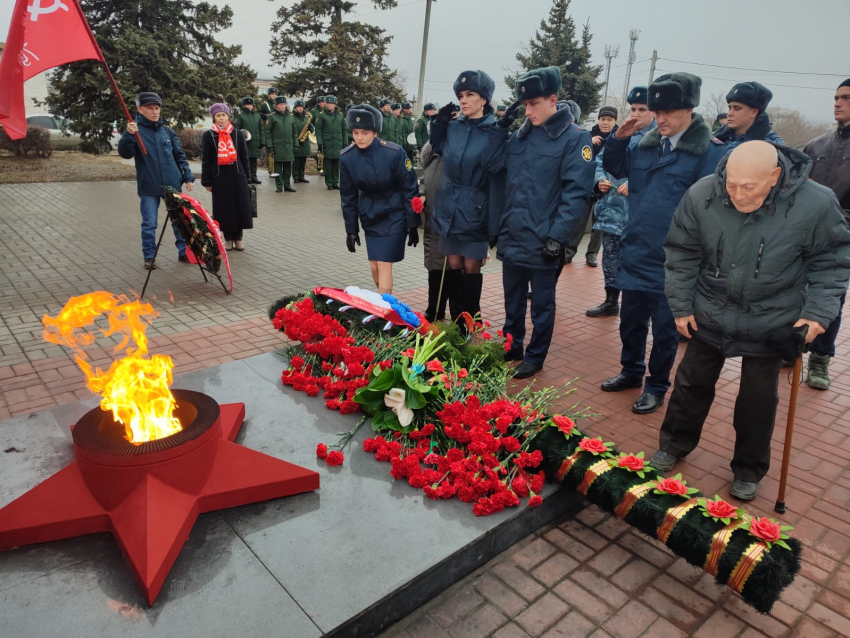 Красные гвоздики у Вечного огня: в Камышине на Братских захоронениях идет возложение цветов в день Сталинградской победы