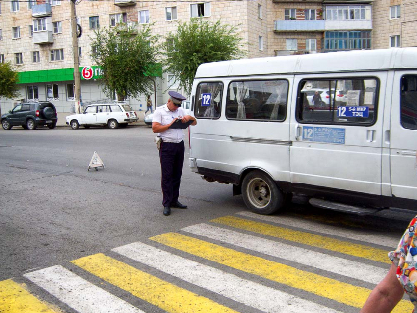 Полиции надо чаще контролировать опасный поворот с улицы Ленина на Театральную и пешеходный переход там же, - камышанка