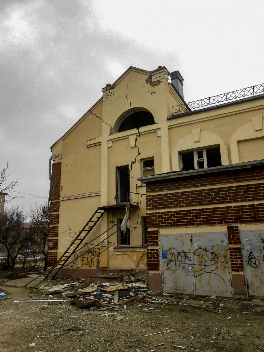 "В Камышине известный ничейный «домик» на улице Пролетарской еще не развалился, но вот-вот развалится, ой!» - камышанка