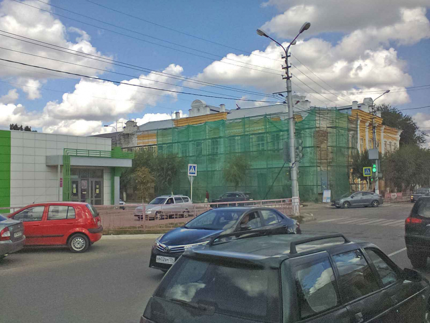 В Камышине ремонт исторического здания на улице Пролетарской в бухте «завернул за угол"