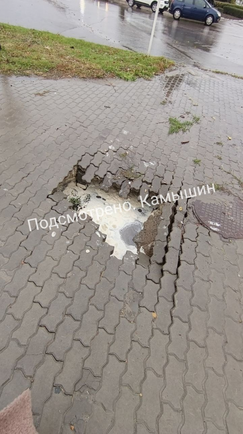 Камышане в соцсетях борются с опасным «провалом» на тротуаре