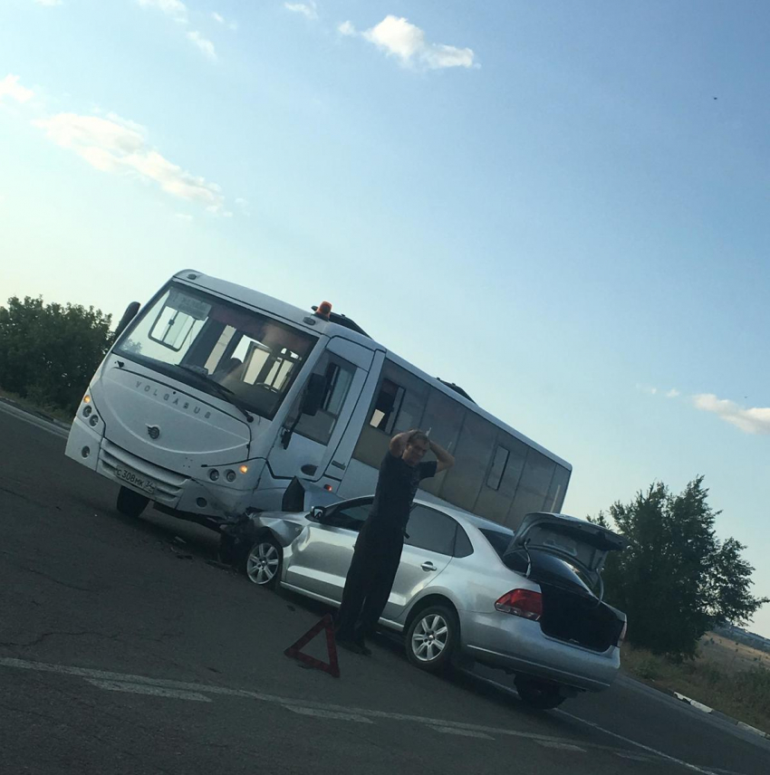 На выезде из Камышина случилась авария с участием автобуса и иномарки
