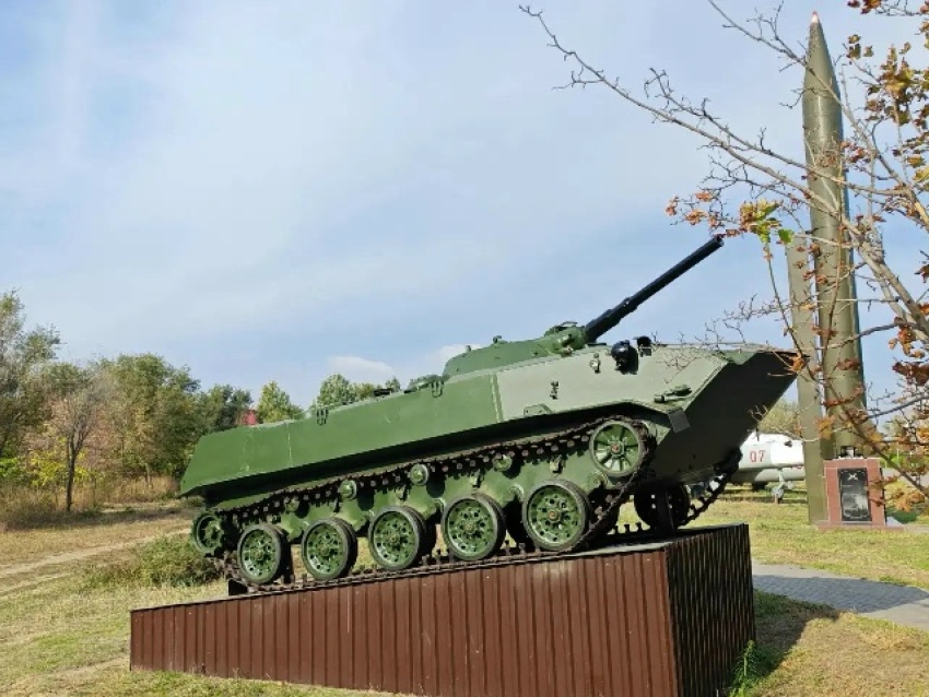 В Камышине в парке Победы машина-памятник вернулась на свой постамент