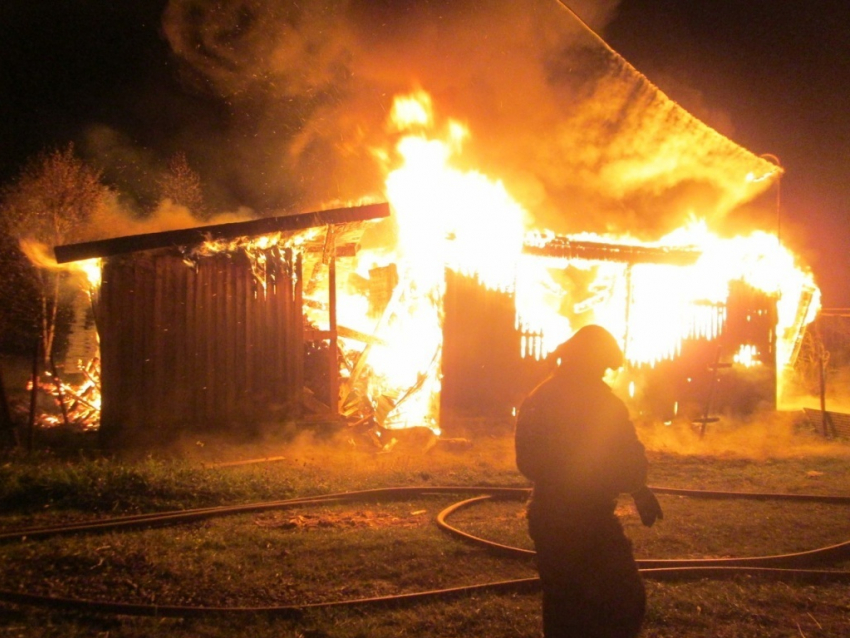 Ночью в Камышинском районе сгорела  баня