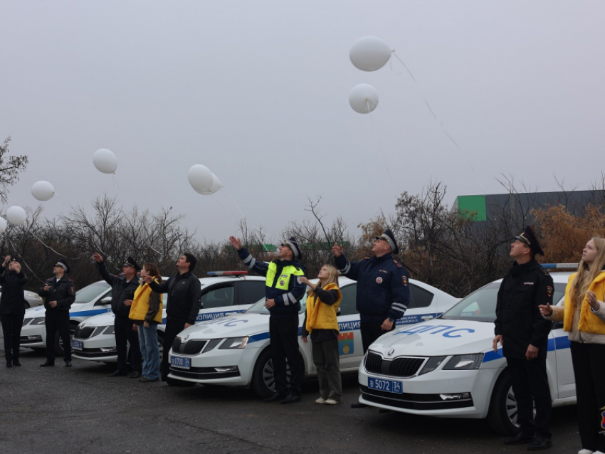 Полицейские и общественники в небо выпустили белые шары - они как души погибших в ДТП...