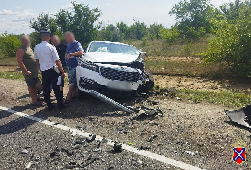 В кошмарную аварию на трассе между Камышином и Волгоградом попали сегодня, 20 июля, две семьи из Сибири: один из водителей мертв, двое пассажиров изранены (ВИДЕО)
