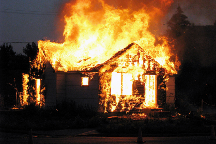 В Камышине сгорел двухэтажный частный дом
