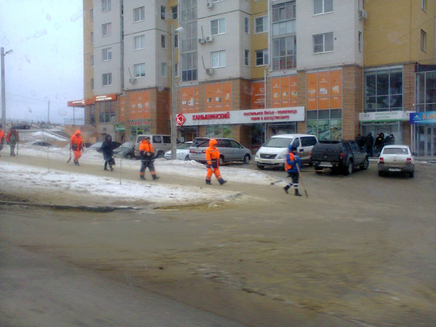 В Камышине на улице Некрасова высадился десант благоустроителей