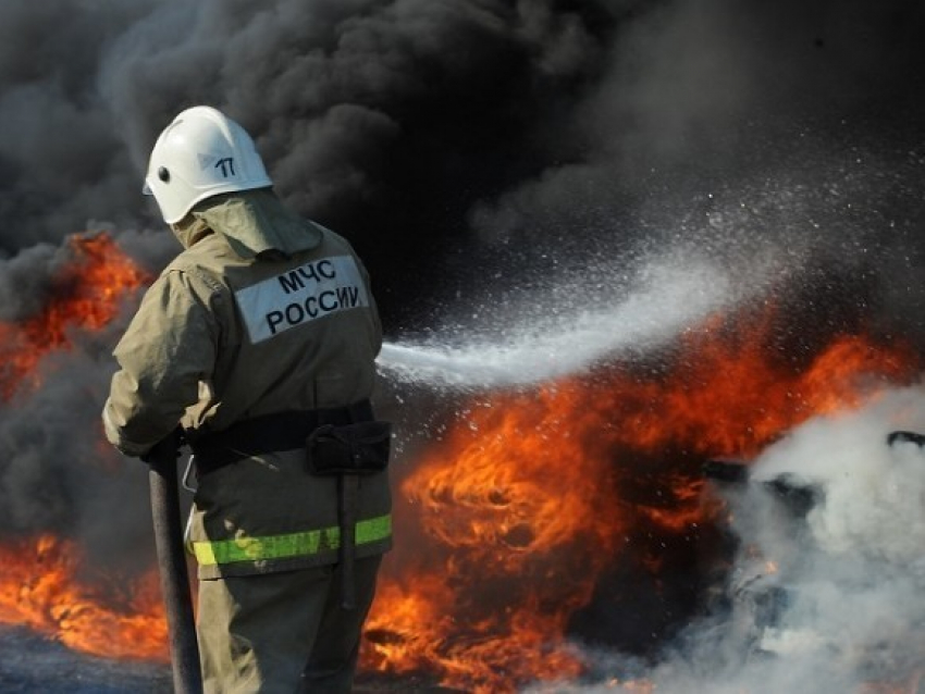 Металлический  вагончик сгорел в Камышинском районе