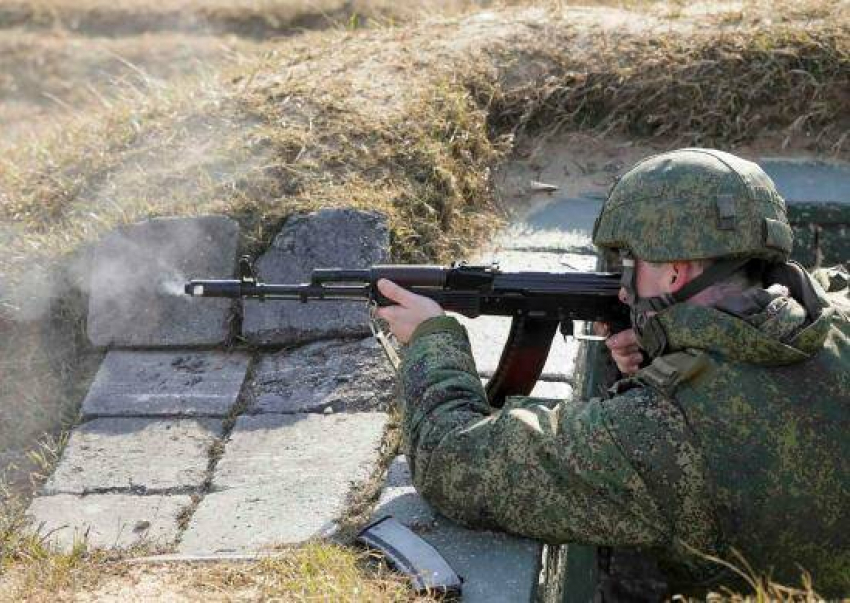 Новобранцы мотострелкового соединении ЮВО выполнили первые стрельбы из автомата «Калашникова» в Волгоградской области