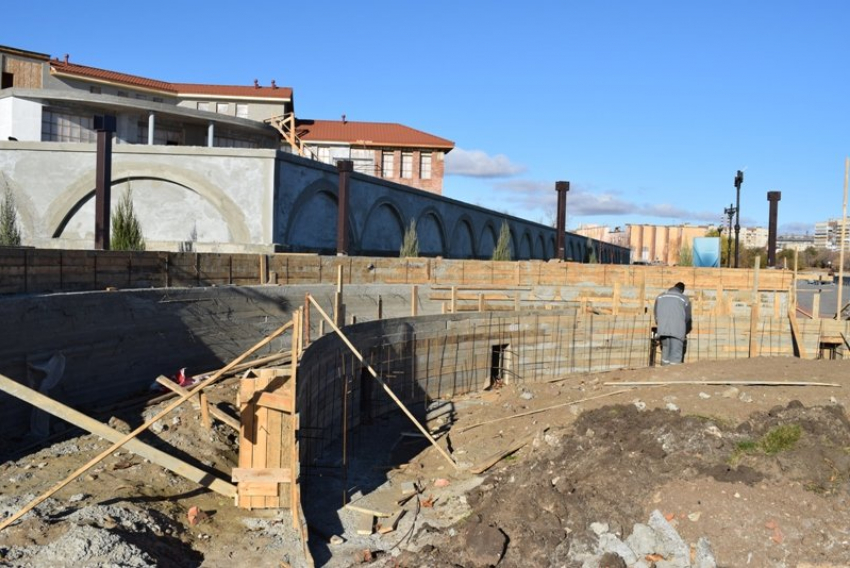 Первый в Камышине зрительный зал под открытым небом строители будут заканчивать уже в новом году