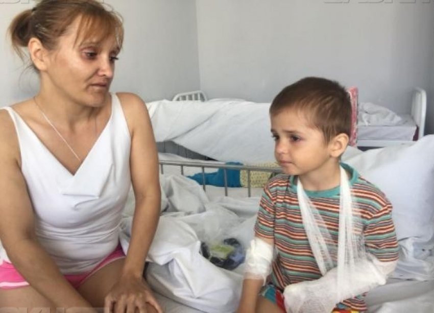 В Волгоградской больнице №25 врачи спасают почерневшую руку малышу из глубинки, укушенному гадюкой