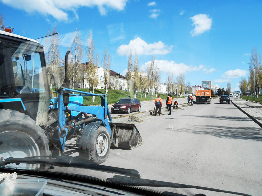 В Камышине колонна грузовиков и «оранжевых жилетов» вышла чистить прибордюрные залежи песка на дорогах перед праздниками