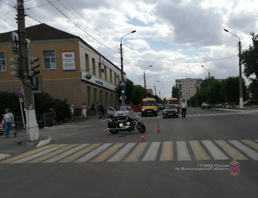 В Камышине на улице Пролетарской гонщик на «Ямахе» не справился с управлением и перевернулся
