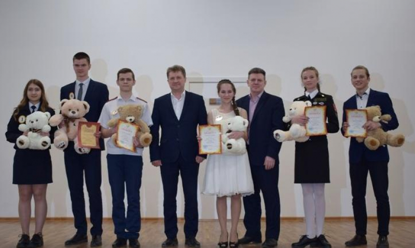 В Камышине школьникам - победителям конкурса «Лучший ученик года» вручили медведей: без политической подоплеки