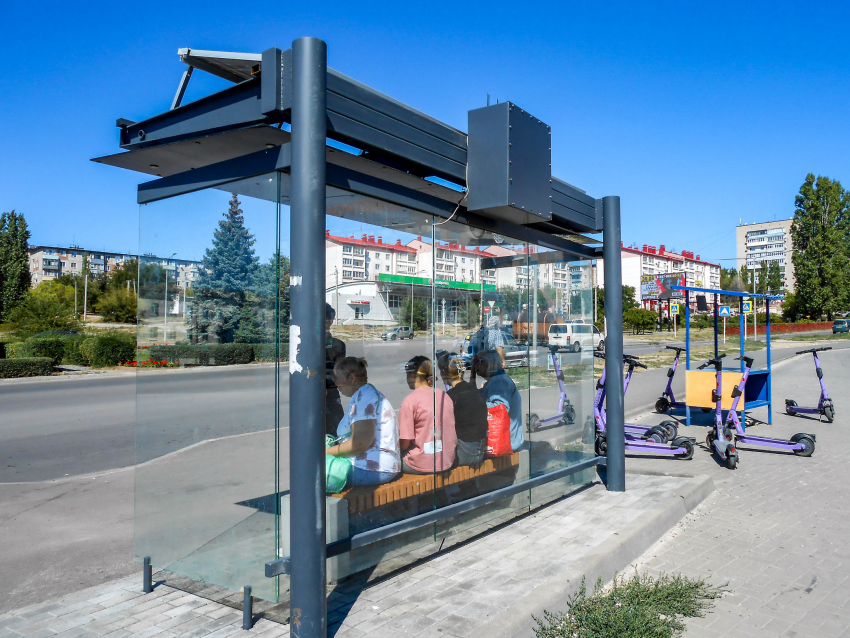 В Камышине на «умной» остановке появились две розетки для подзарядки мобильников