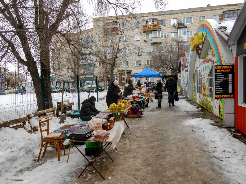 В Камышине в весеннюю распутицу стихийный рынок у «Победы» пытается «приподняться» с земли