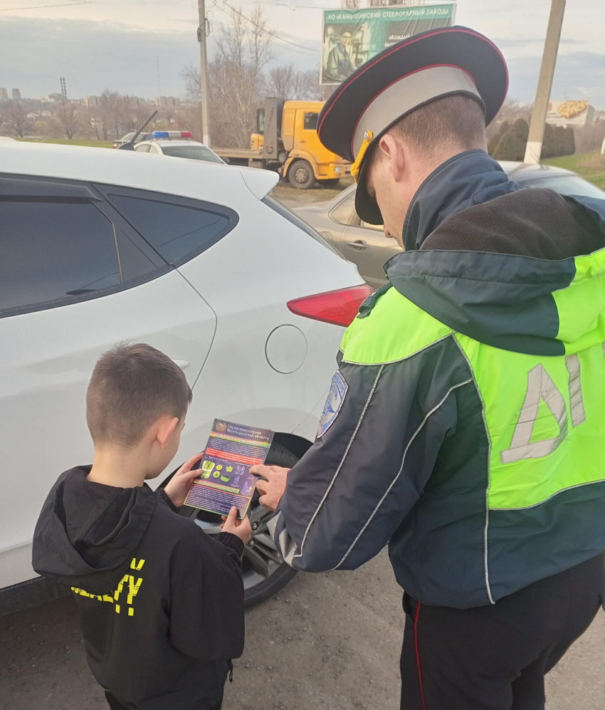 Как в Камышине сотрудники Госавтоинспекции популяризировали фликеры