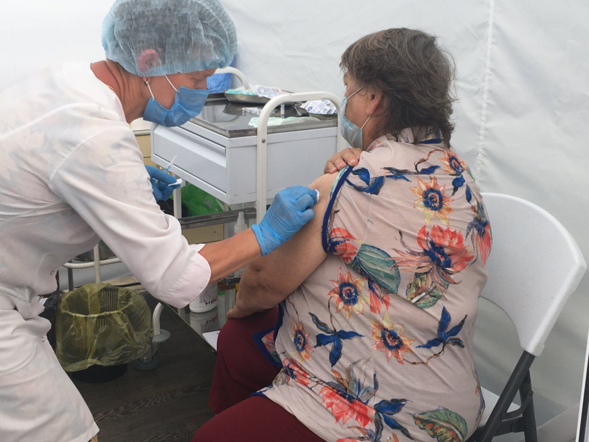 В прививочных центрах Камышина вакцинация от ковида стала собирать большие очереди